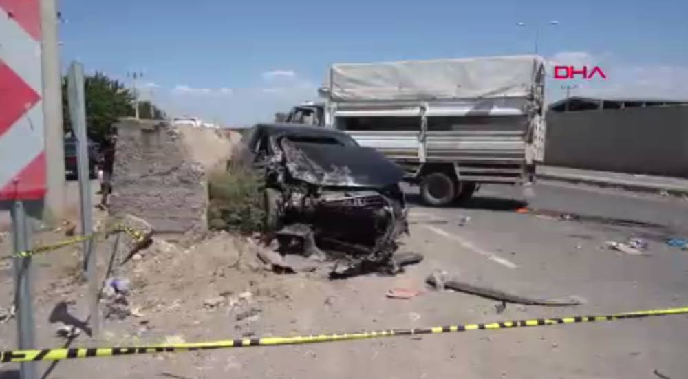 Tarım işçilerini taşıyan kamyonet ile otomobil çarpıştı: 1'i ağır, 5 yaralı