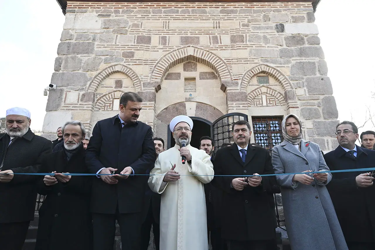 Restorasyon tamam! İsfahani Mescidi'nde cuma namazı...