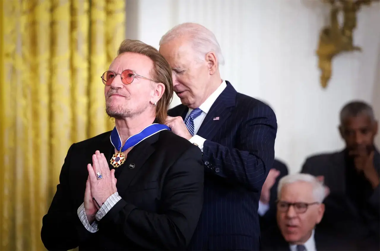 İrlandalı rock grubu U2'nin solisti Bono