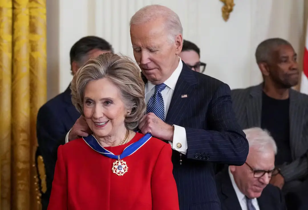 ABD Başkanı Joe Biden, eski ABD Dışişleri Bakanı Hillary Clinton'a madalyasını takarken...