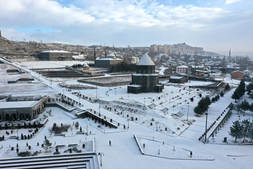 Kars'ta kar yağışı: Kent beyaza büründü