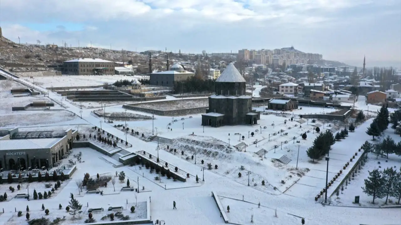 Kars'ta kar yağışı: Kent beyaza büründü