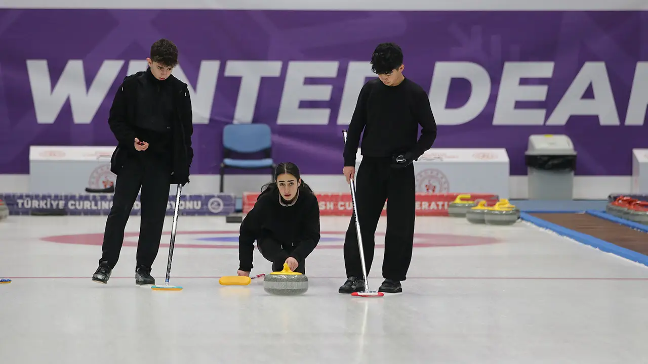 Erzurum’da curling ve kar voleybolu heyecanı