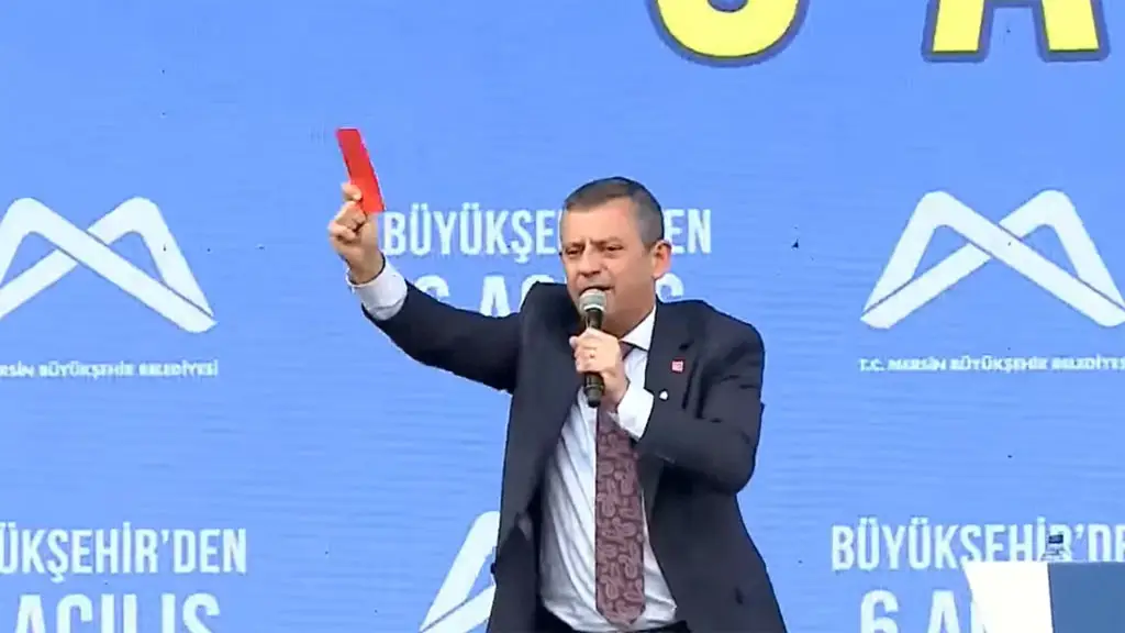 Özgür Özel, ''Büyük sürprizim var'' dedi, kırmızı kart çıkardı!