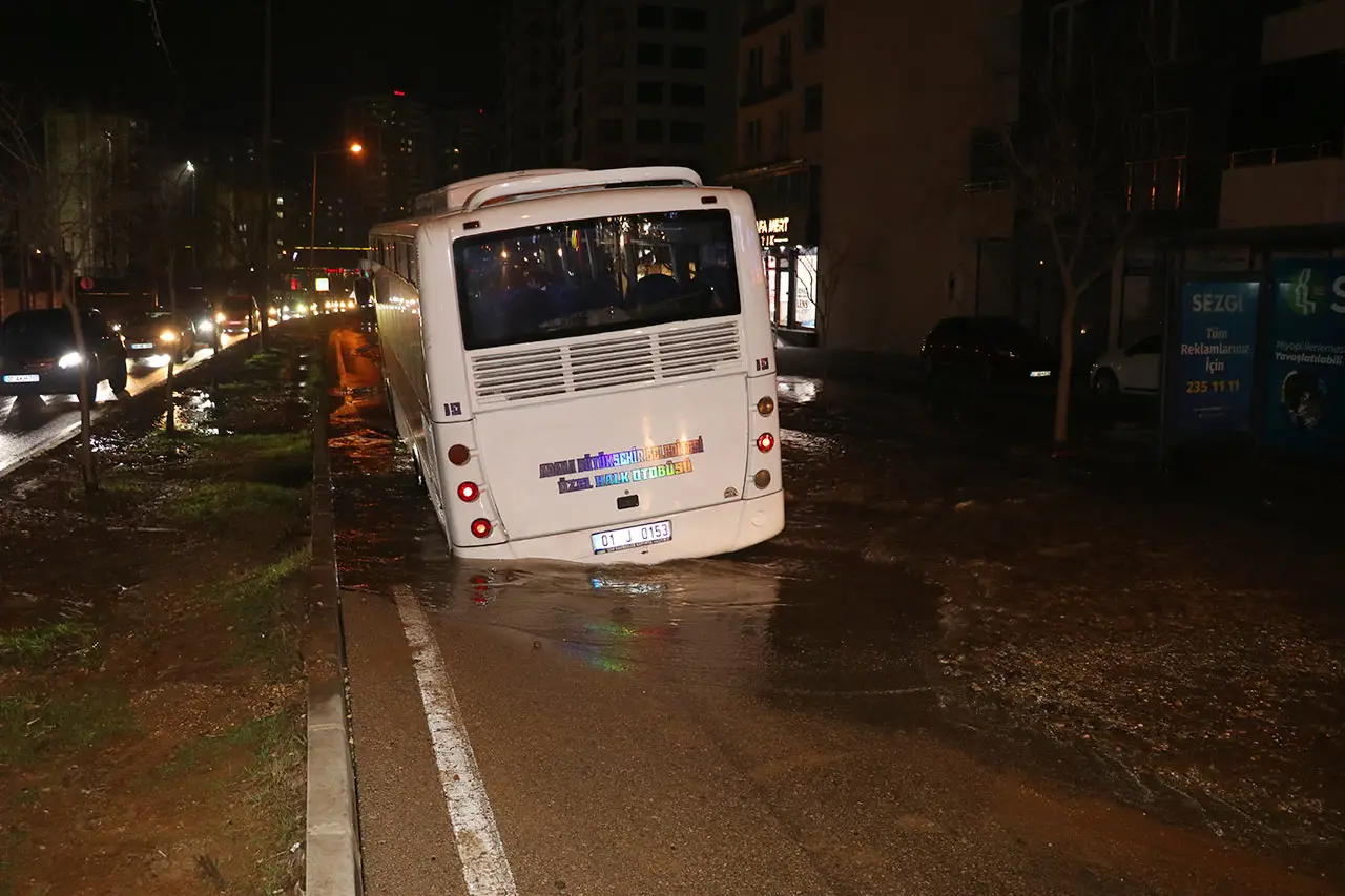 Adana'da su borusu patladı, otobüs çukura düştü!