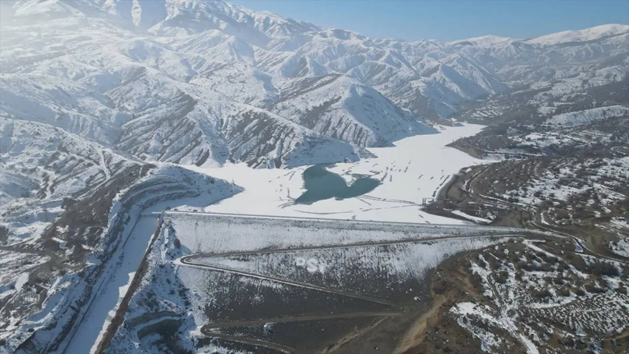 Erzincan'da kar ve soğuk hava: Göyne Barajı buzla kaplandı!