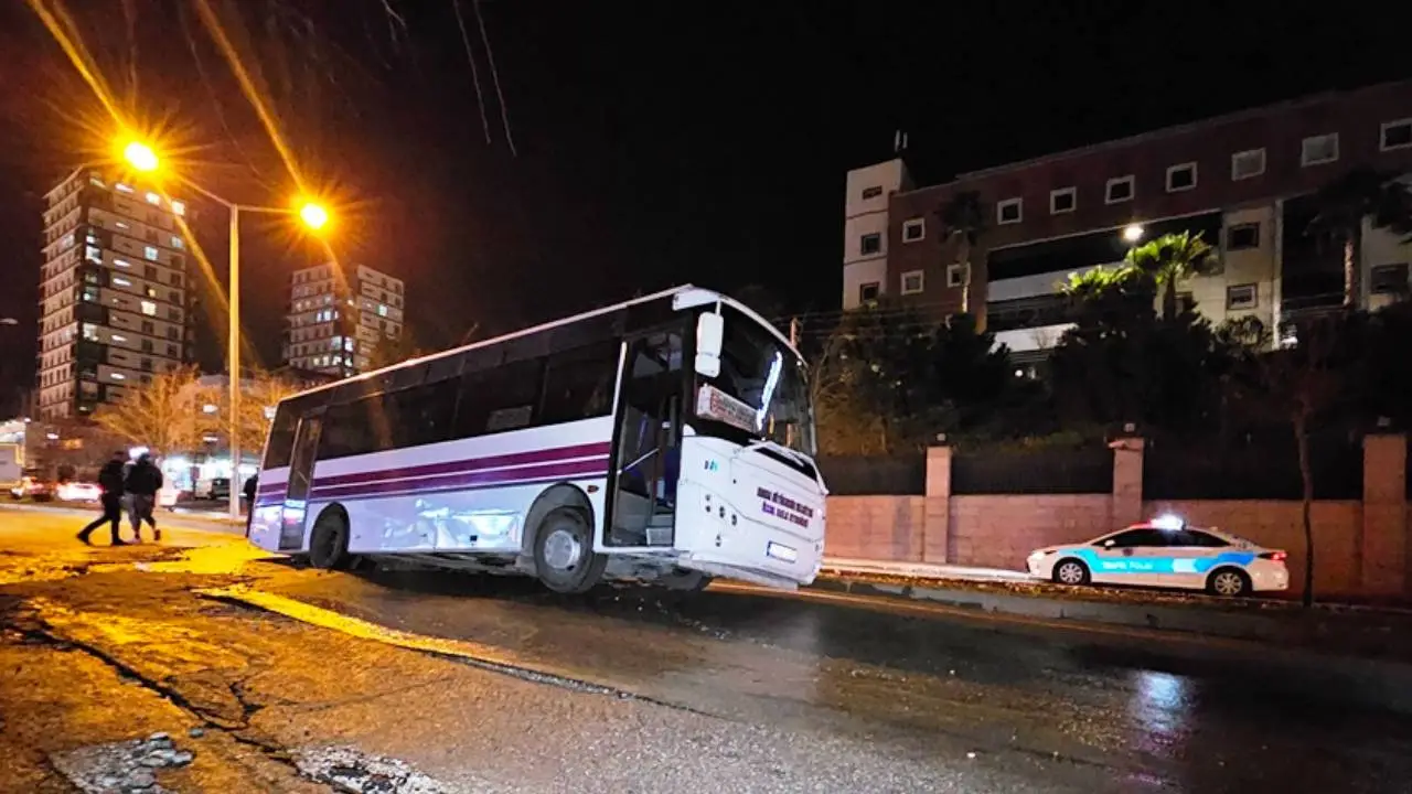 Özel halk otobüsü yolda oluşan göçüğe düştü... Görüntüler Adana'dan...