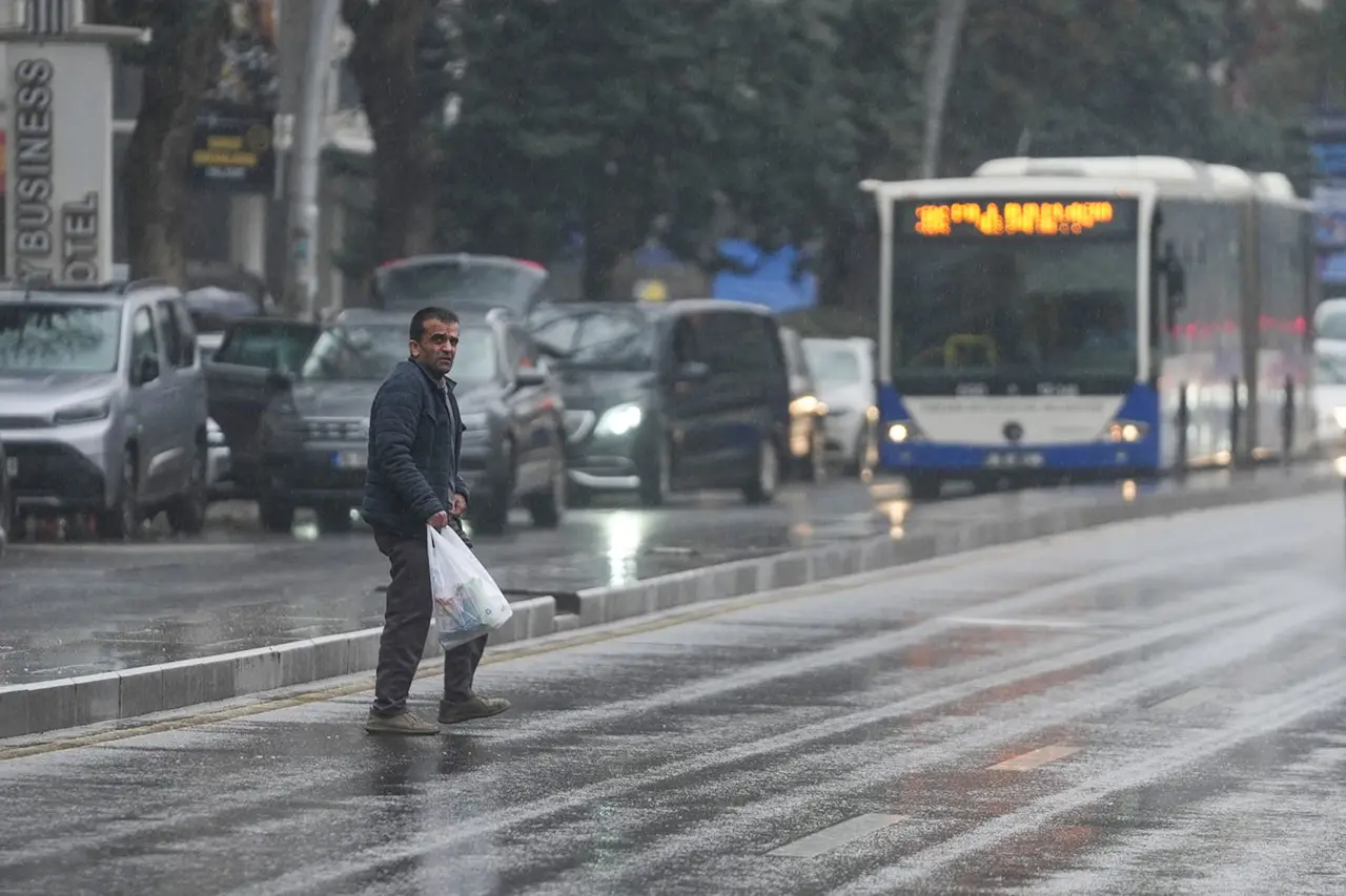 Başkent Ankara'da yağmur öğle saatlerinde etkili oldu