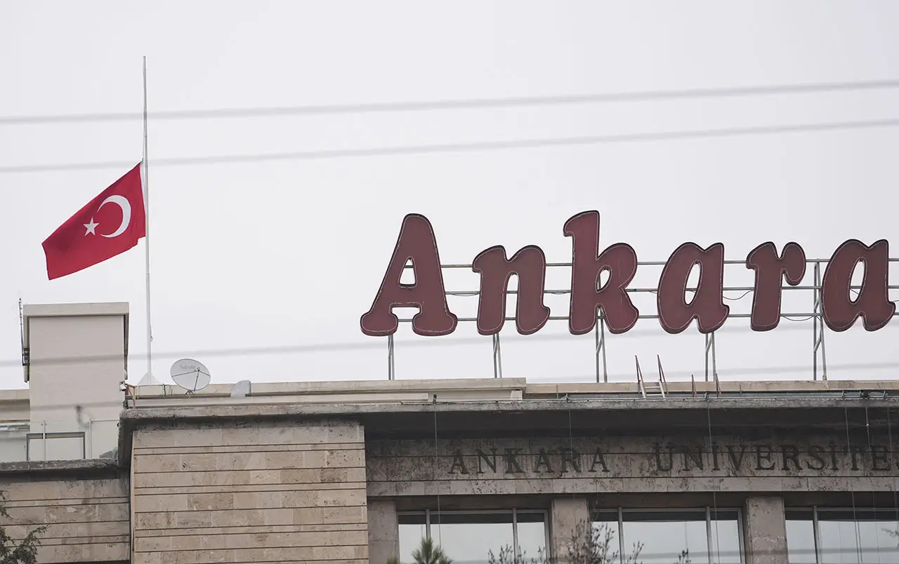 Ankara’da da Türk bayrakları yarıya indirildi