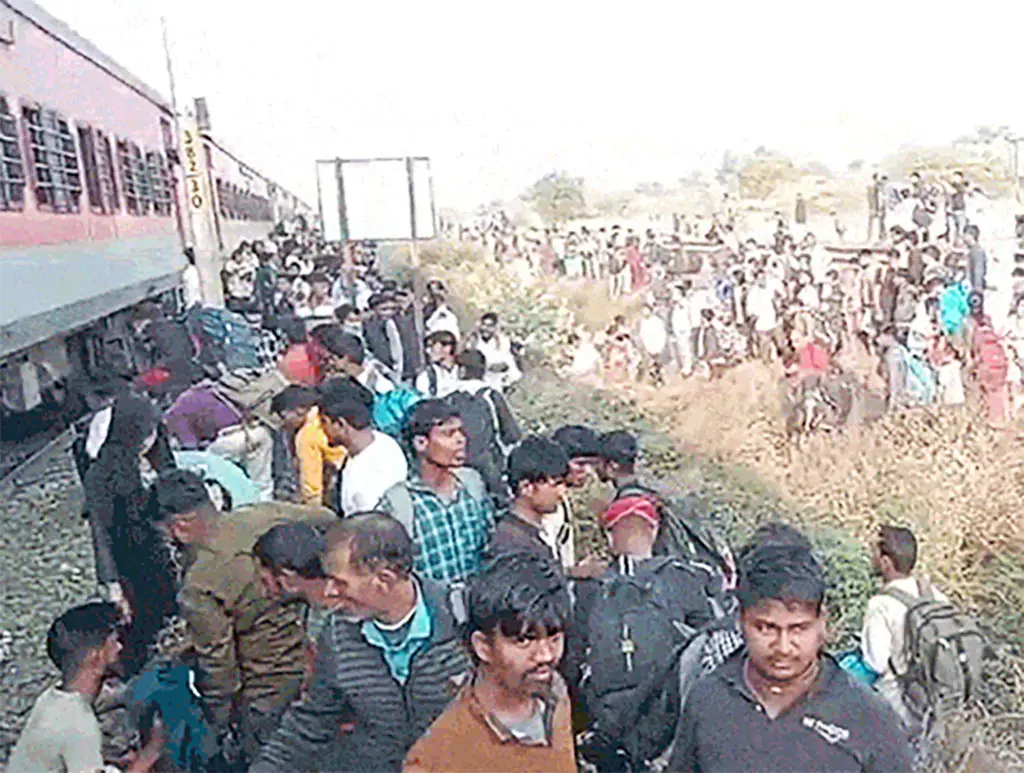 Hindistan'da tren kazası: Çok sayıda ölü var