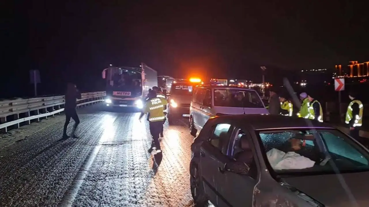 Kaza yerindeki sağlıkçılara otomobil çarptı... Yaralılar var...