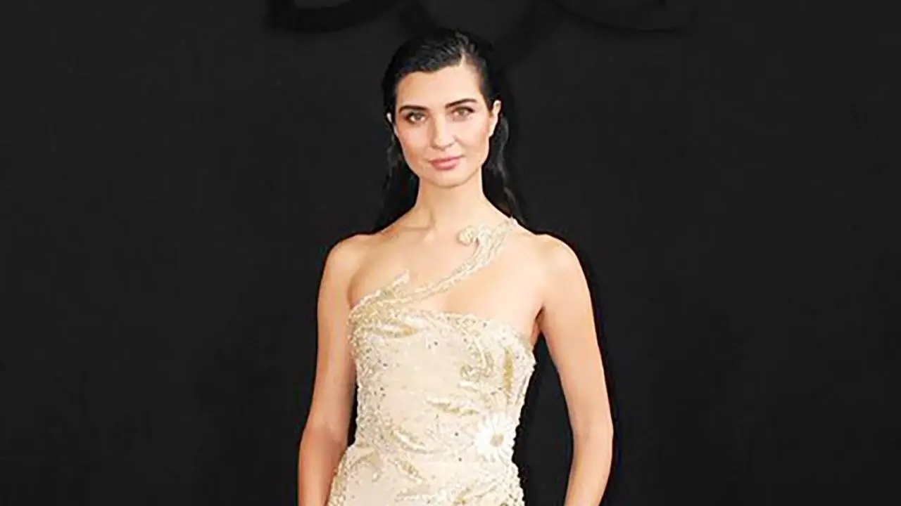 Tuba Büyüküstün, Paris Moda Haftası'na damga vurdu!