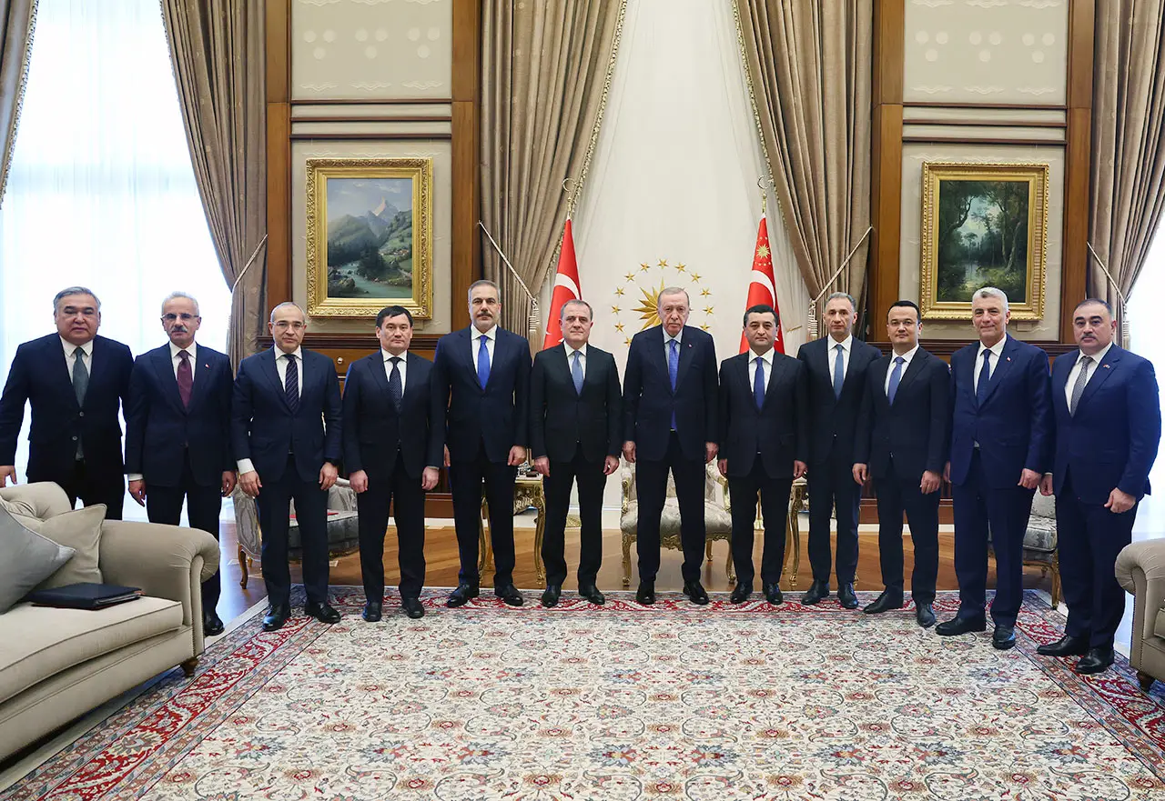 Cumhurbaşkanı Recep Tayyip Erdoğan (sağ 6), Cumhurbaşkanlığı Külliyesi'nde, Azerbaycan Dışişleri Bakanı Ceyhun Bayramov (sol 6), Özbekistan Dışişleri Bakanı Bahtiyor Saidov (sağ 5), Azerbaycan Ekonomi Bakanı Mikayil Cabbarov (sol 3), Özbekistan Yatırım, Sanayi ve Ticaret Bakanı Laziz Kudratov (sağ 3), Özbekistan Ulaştırma Bakanı Ilkhom Makhkamov (sol 4) ve Azerbaycan Dijital Kalkınma ve Ulaştırma Bakanı Rashad Nabiyev'i (sağ 4) kabul etti. Kabulde, Dışişleri Bakanı Hakan Fidan (sol 5), Ticaret Bakanı Ömer Bolat (sağ 2) ve Ulaştırma ve Altyapı Bakanı Abdulkadir Uraloğlu (sol 2) da yer aldı.