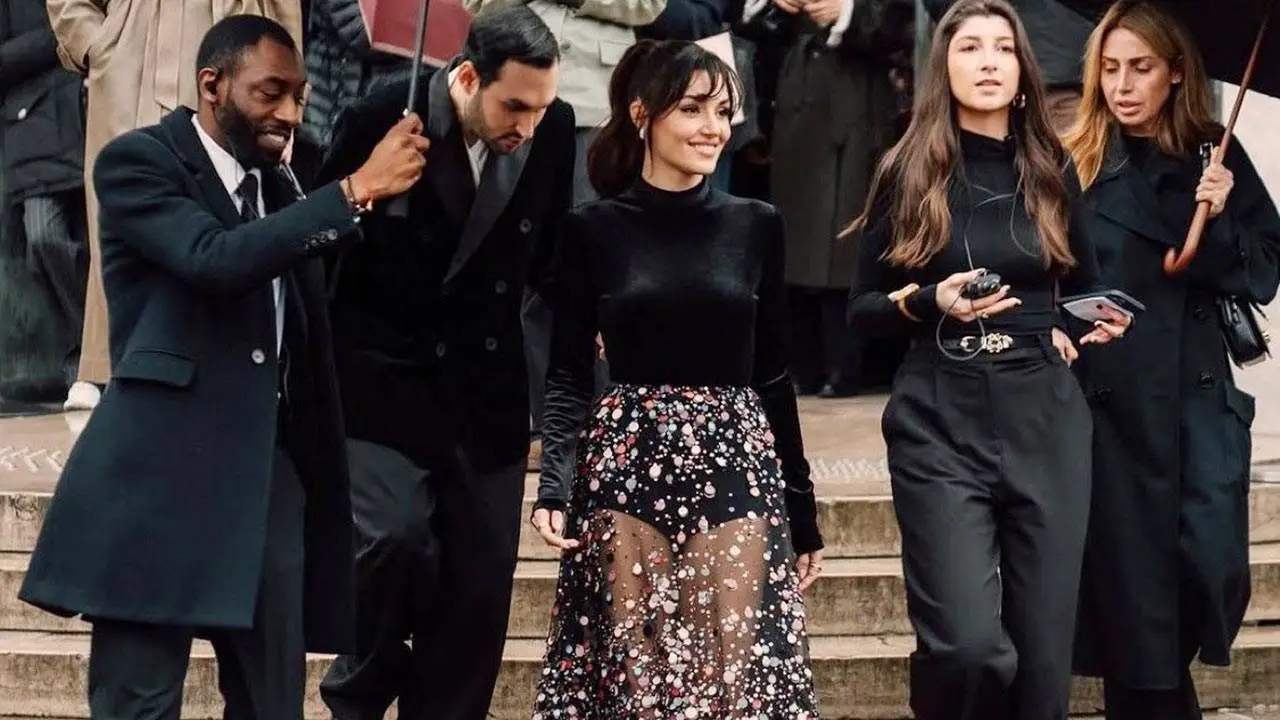 Hande Erçel, Paris'te... Moda Haftası'na damgasını vurdu!