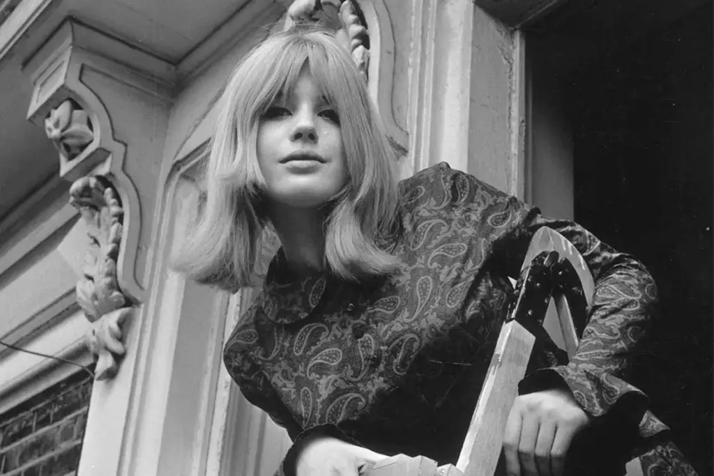 İngiliz şarkıcı Marianne Faithfull hayatını kaybetti