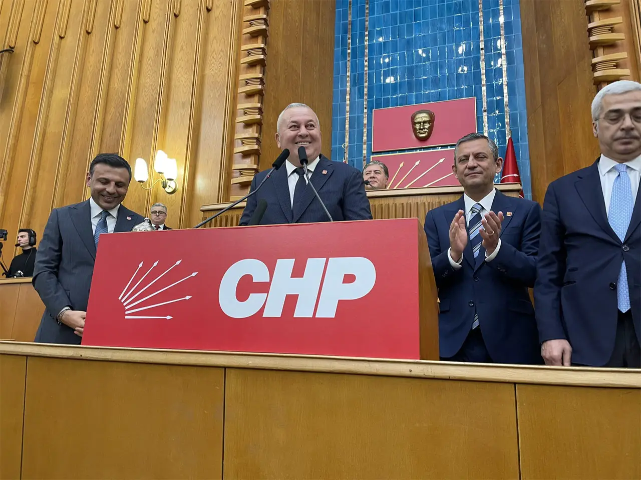 Cemal Enginyurt'un yeni adresi CHP! Rozetini Özgür Özel taktı