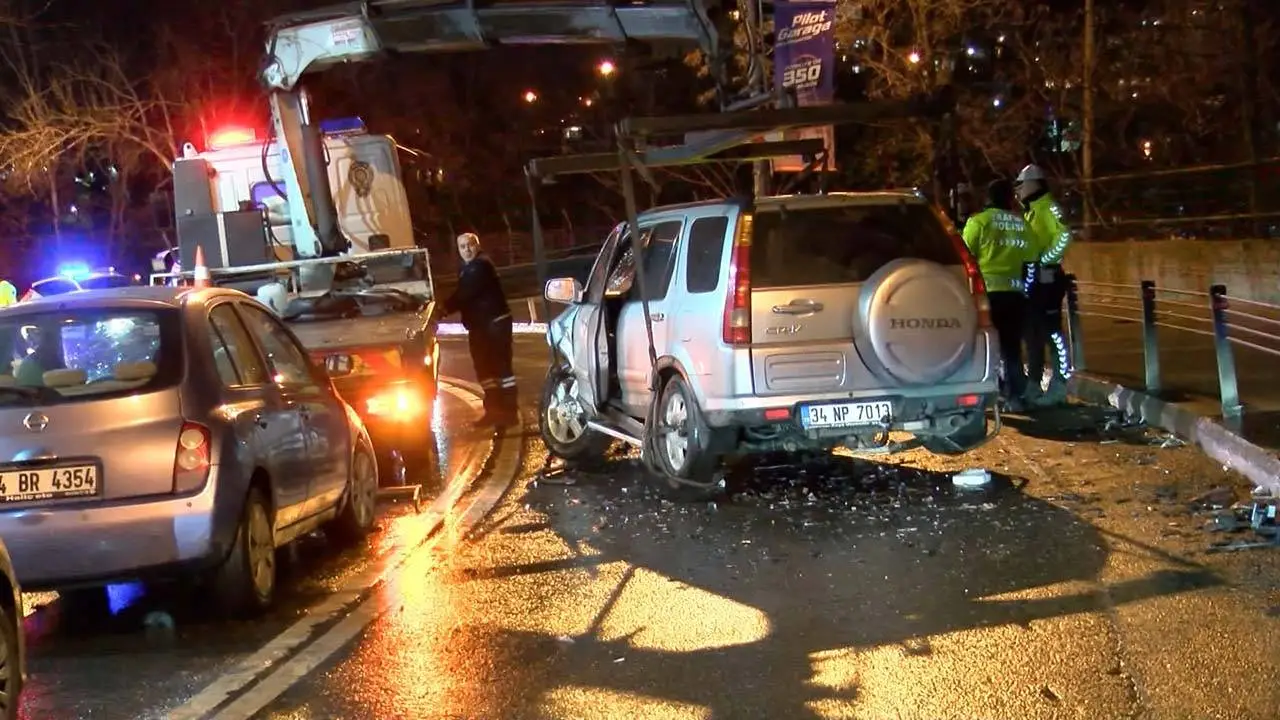 İstanbul'daki kazada kafa kafaya çarpıştılar... Yaralılar var...