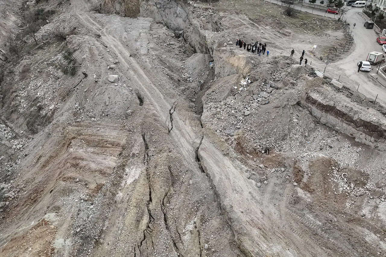 Ankara Keçiören'de vatandaşlar ''heyelan korkusu'' yaşıyor