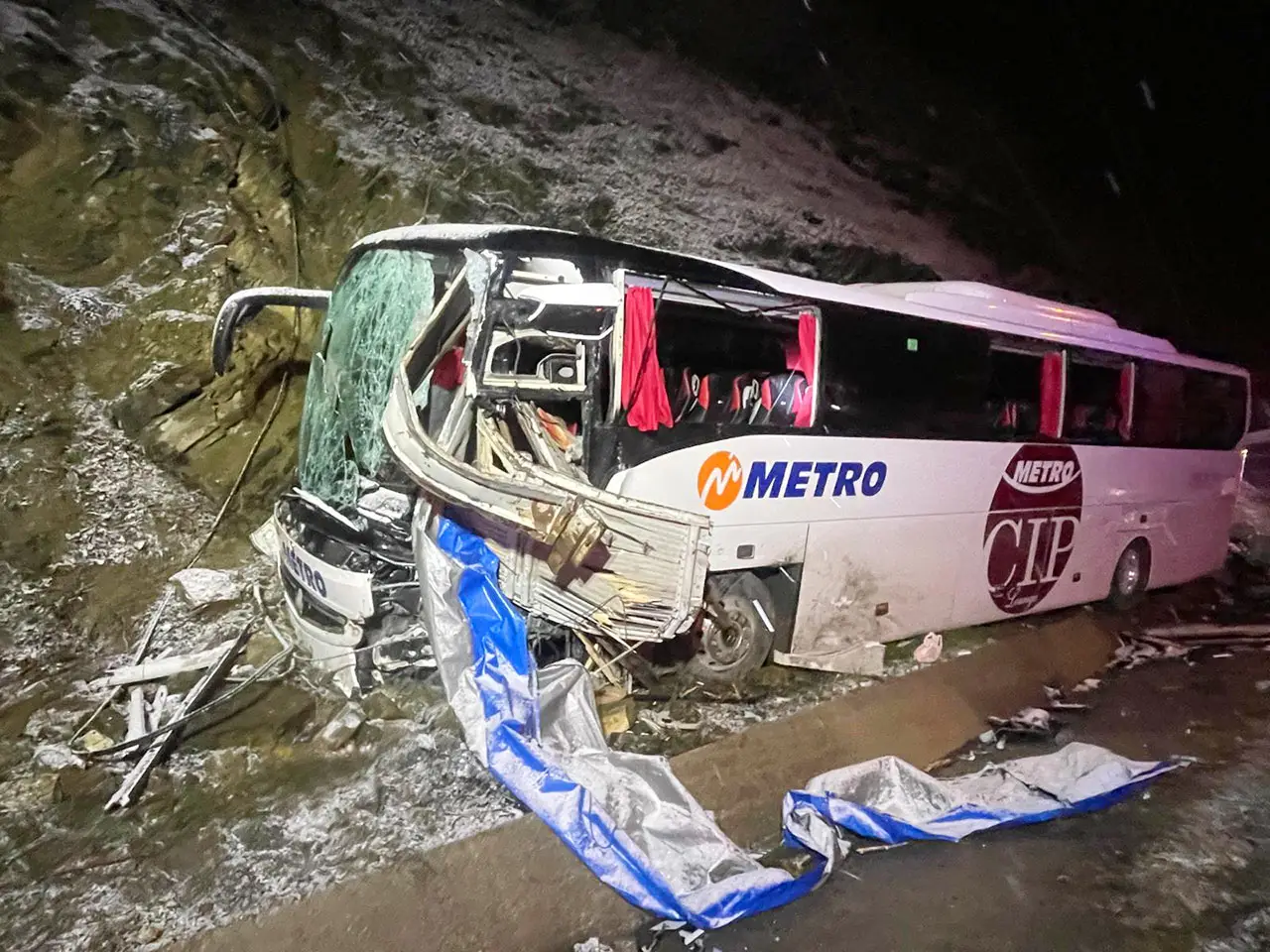 Samsun'da Metro otobüsü, kamyona çarptı: 1 ölü, 16 yaralı