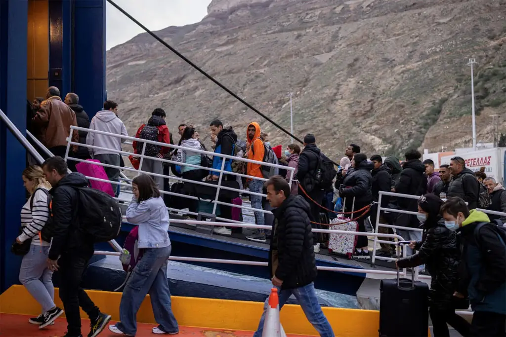 Santorini'de deprem, tsunami, yanardağ patlaması korkusu!