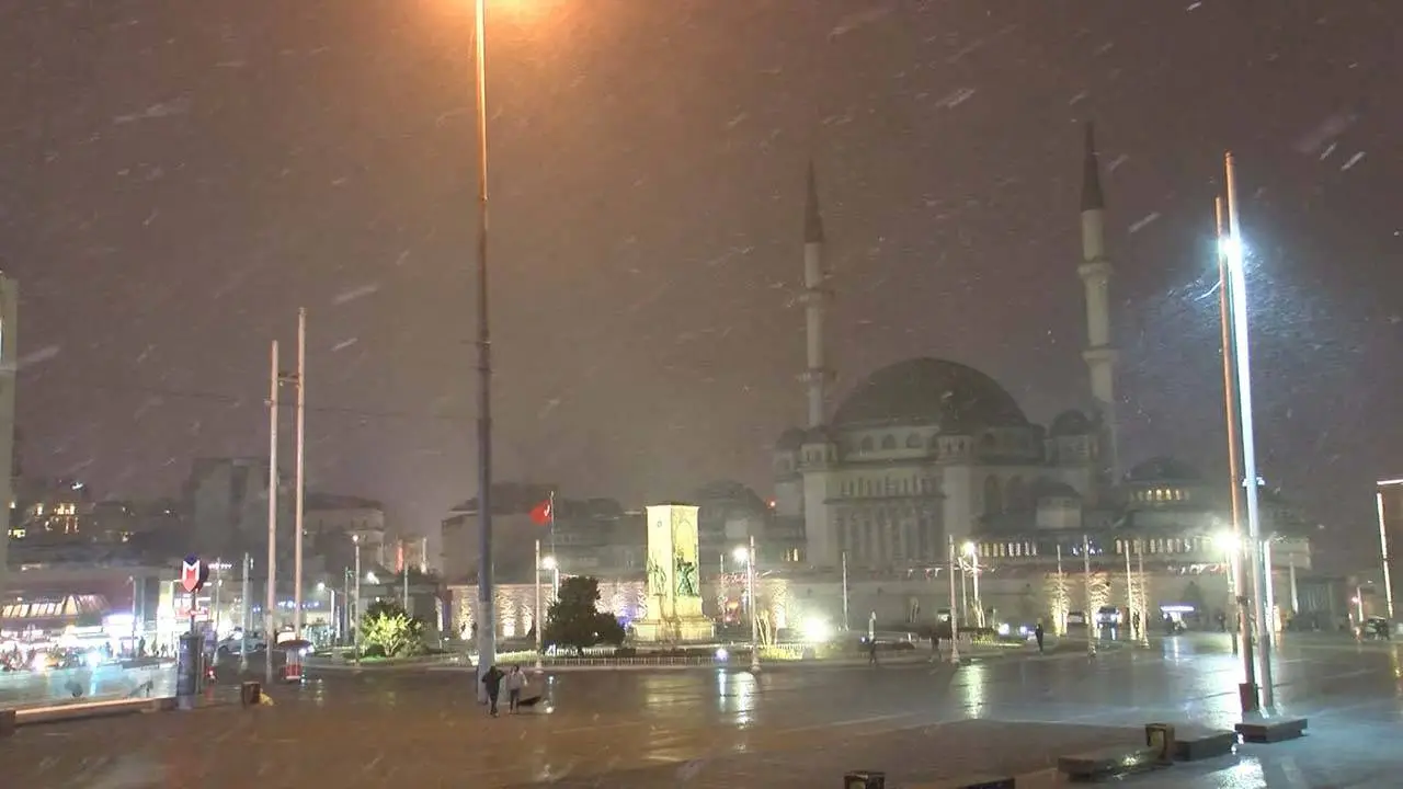 İstanbul'da kar yağışı aralıklarla devam ediyor