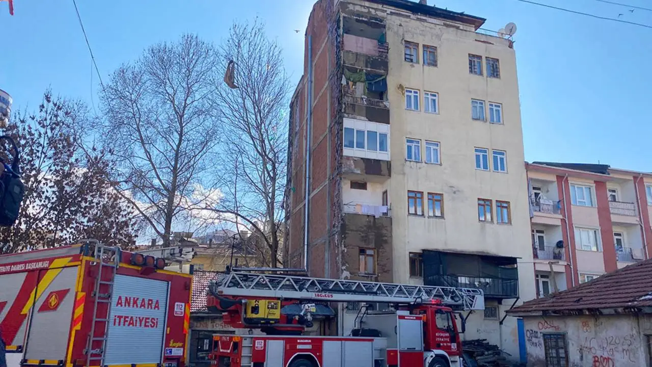 Kahramankazan'da yangın paniği: 5 katlı apartmanın çatı katı kül oldu!