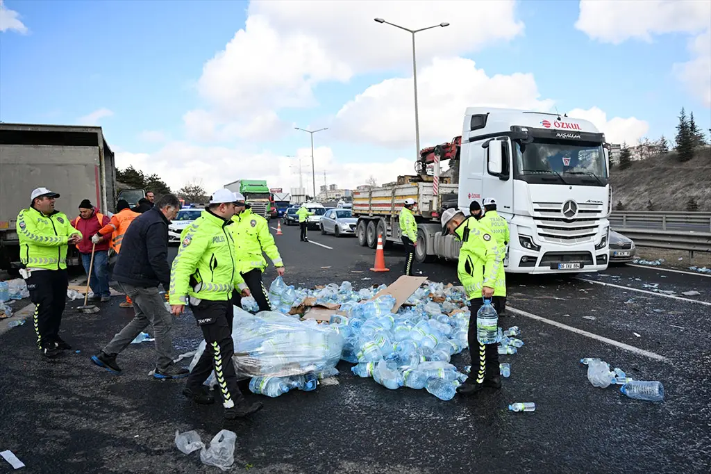 Ankara'da feci kaza: Kamyon devrildi ve 3 aracı biçti!