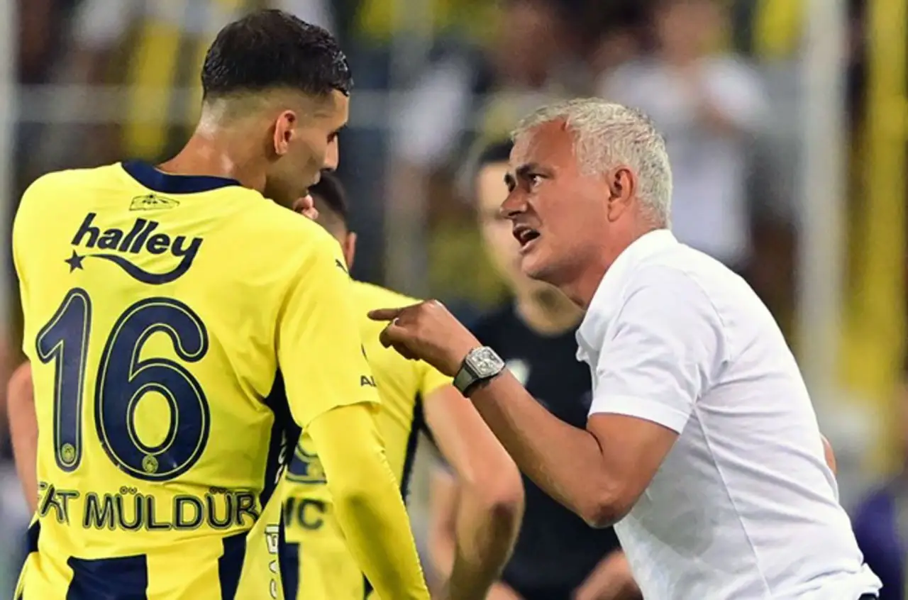 (Solda) Fenerbahçe futbolcusu Mert Müldür - (Sağda) Fenerbahçe teknik direktörü Jose Mourinho