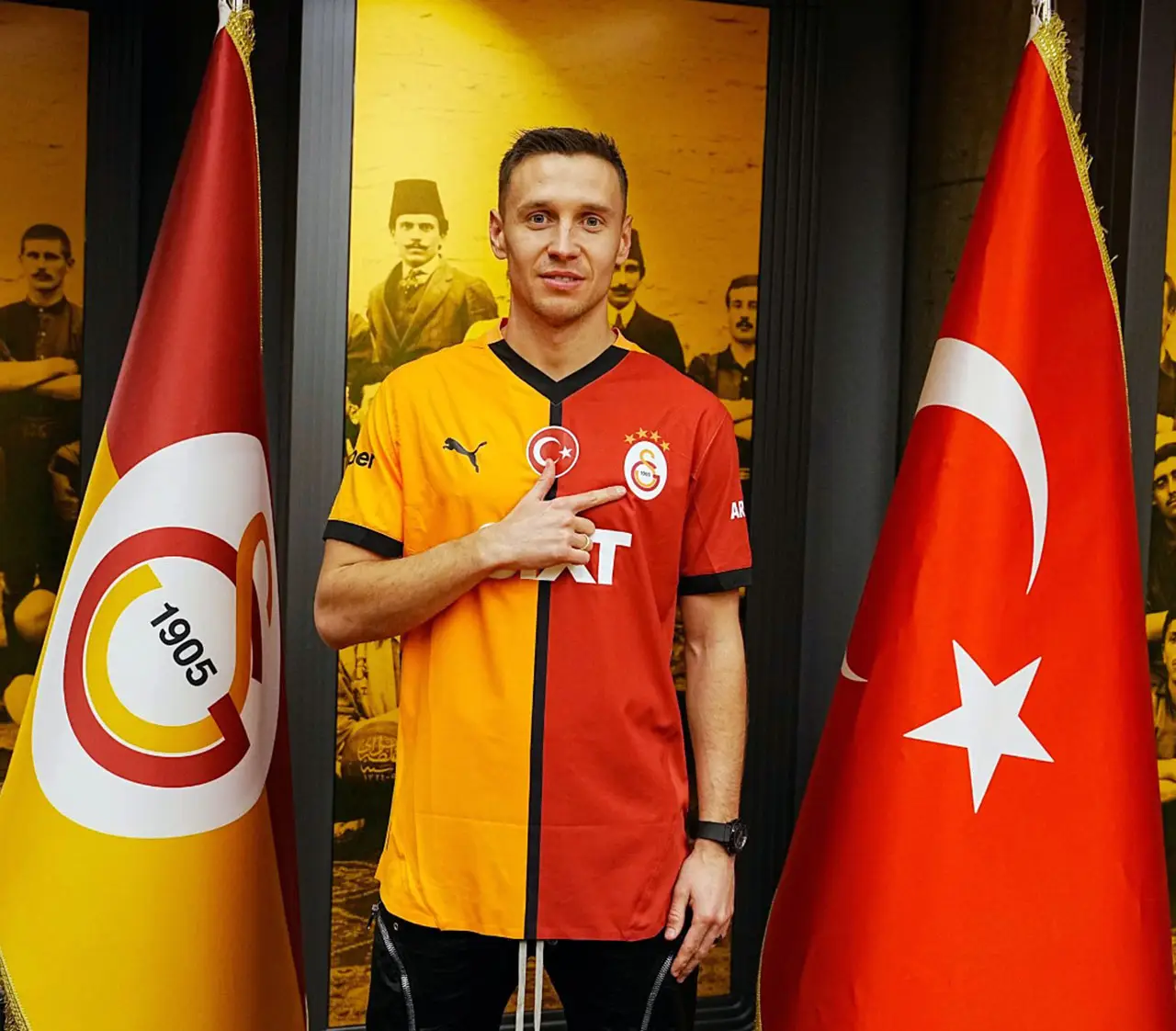  Galatasaray, transfer çalışmalarında hız kesmiyor. Sarı-kırmızılı ekip, 29 yaşındaki Polonyalı futbolcu Przemyslaw Frankowski'nin transferi için Fransız kulübü Lens ile anlaşmaya vardığını açıkladı. Kulüp, transferin detaylarını kamuoyuyla paylaştı. 