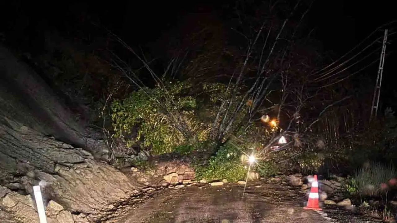 Kastamonu'da heyelan... İlçeler arası ulaşım kesildi...