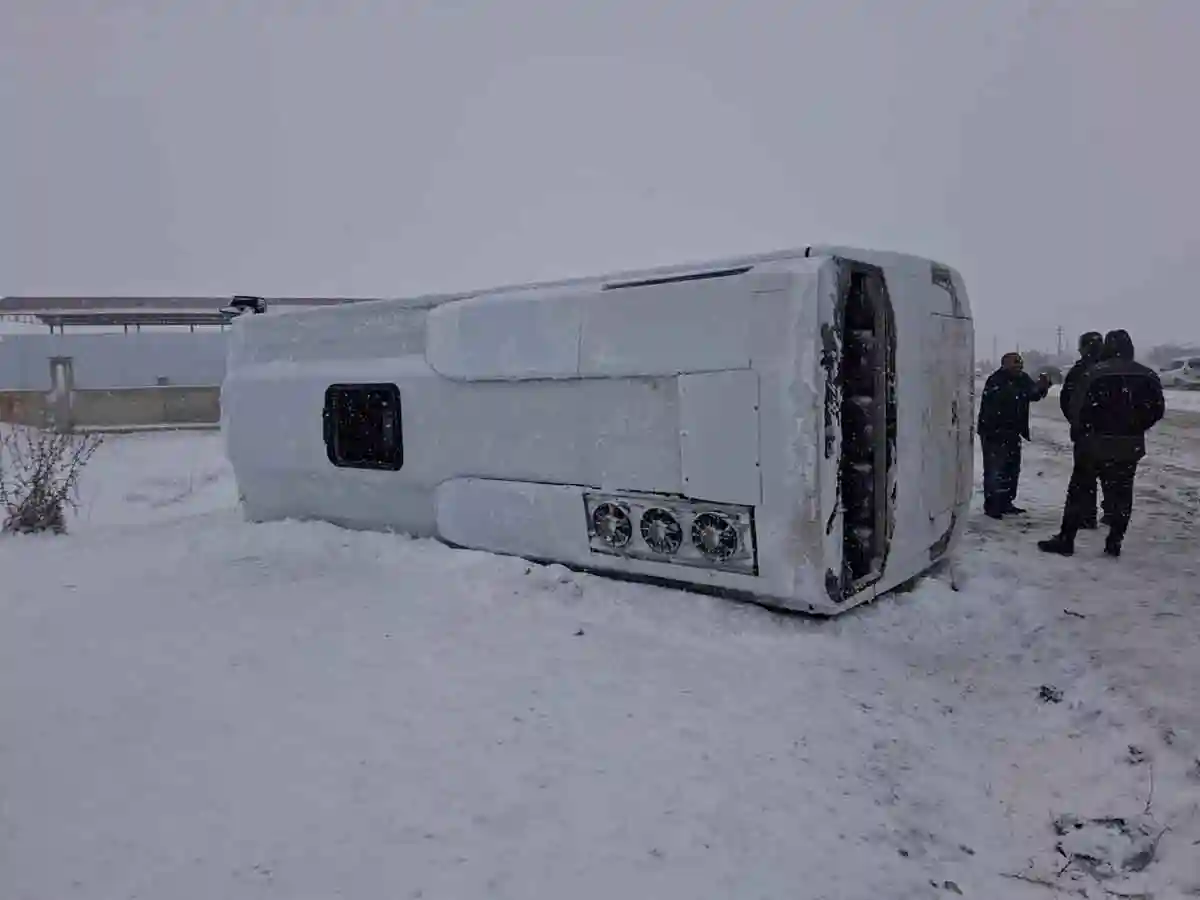 Aksaray'da servis şarampole yuvarlandı: 15 yaralı