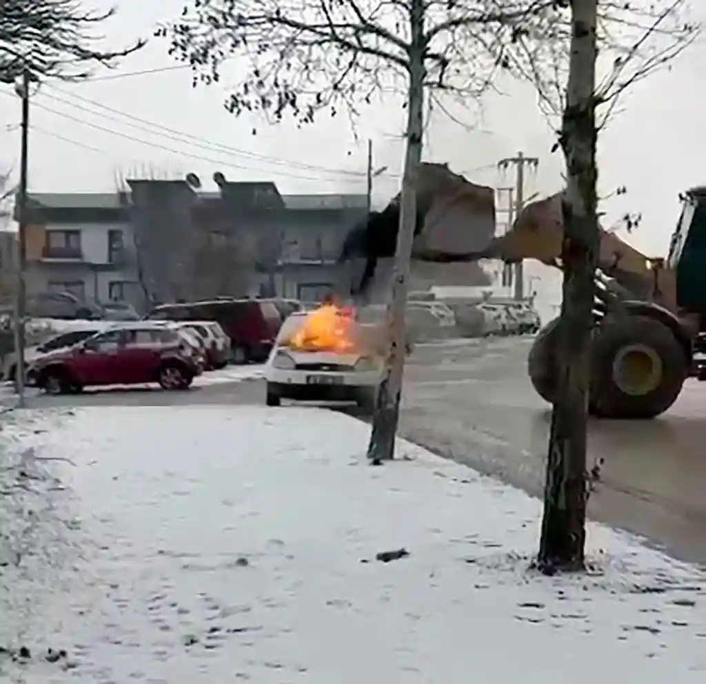 Bolu'da araç alev aldı, iş makinesi yardımına koştu