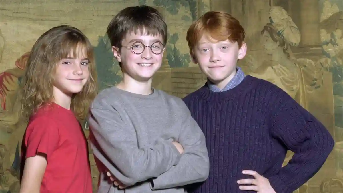 Harry Potter (orta), Hermione Granger (sol) ve Ron Weasley (sağ)