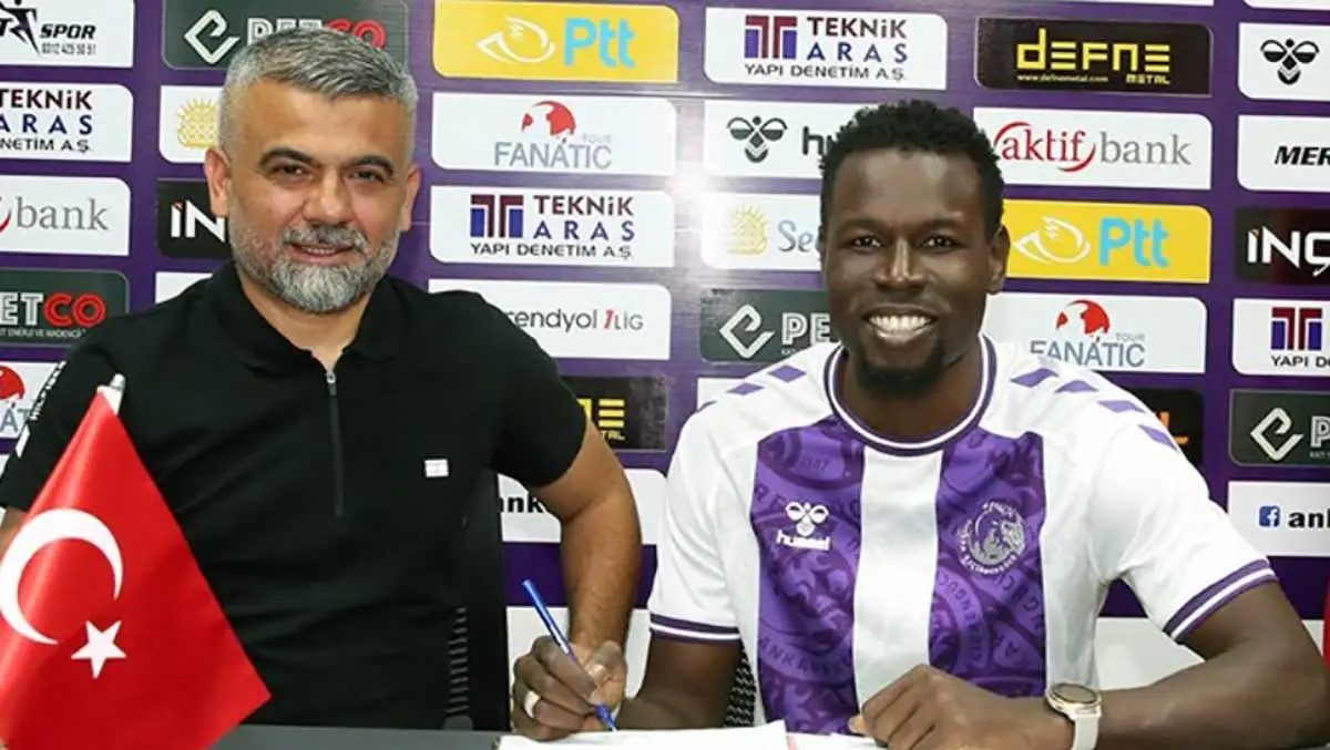 (Sağda) Ankara Keçiörengücü futbolcusu Mame Diouf