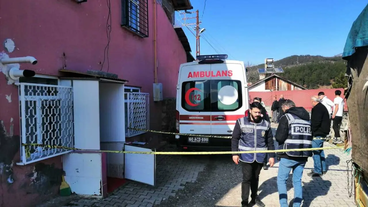 Tokat’ta dehşet: Tartıştığı oğlunu keserle öldürdü!