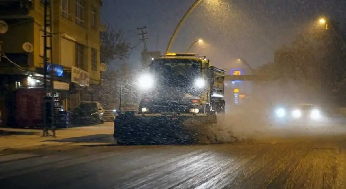 Ankara'da ABB ekipleri yoğun kar yağışıyla mücadele ediyor