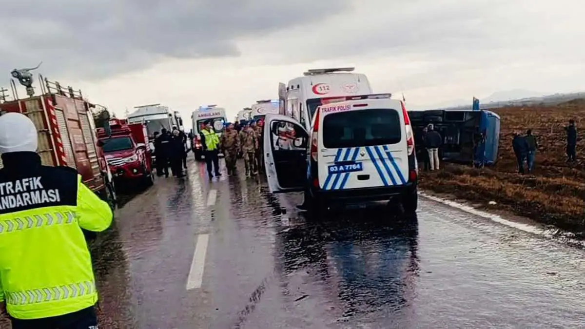 Afyonkarahisar'da cezaevi nakil aracı devrildi: 14 yaralı!