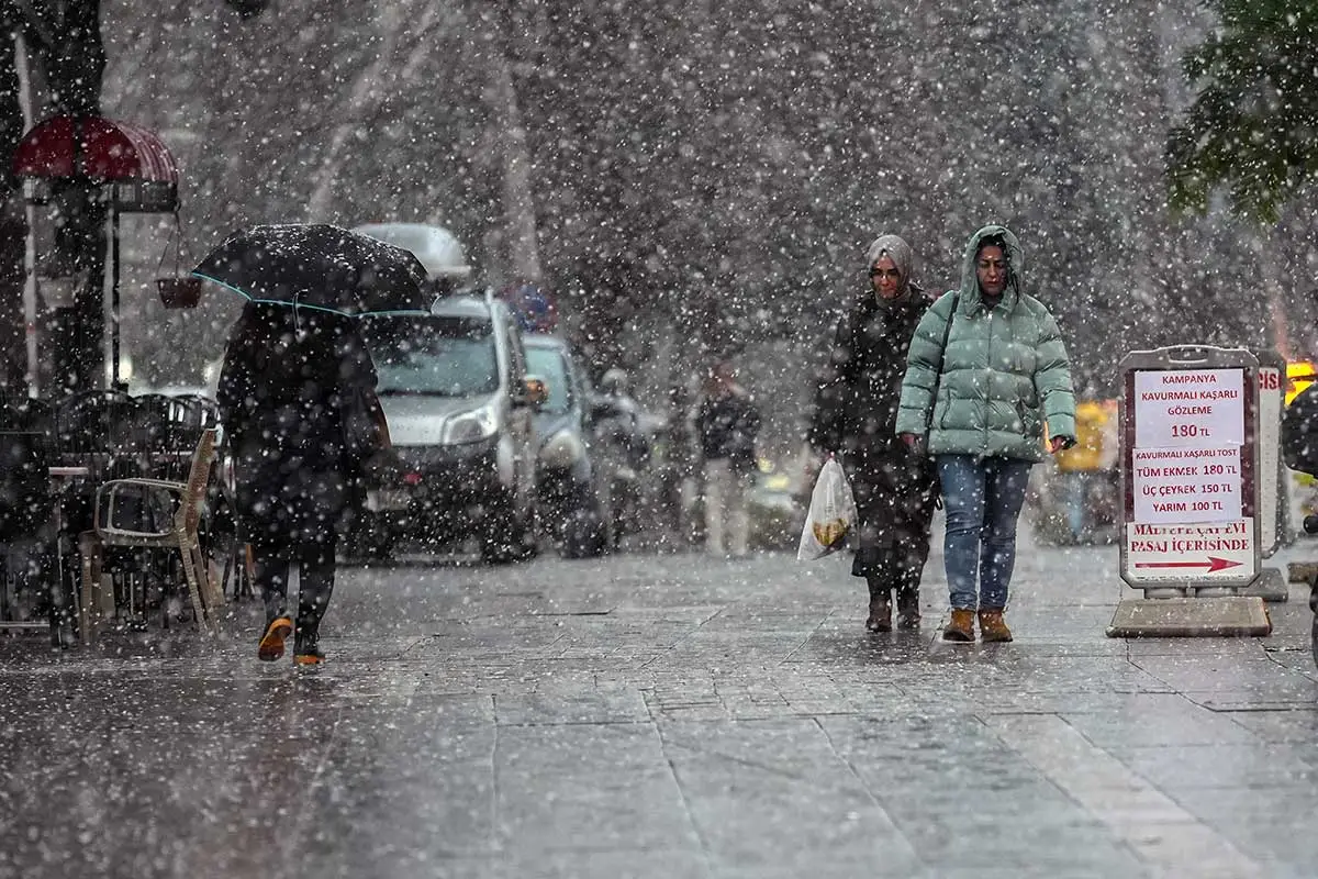 Ankara'da kar etkili oldu! Şehir beyaza büründü