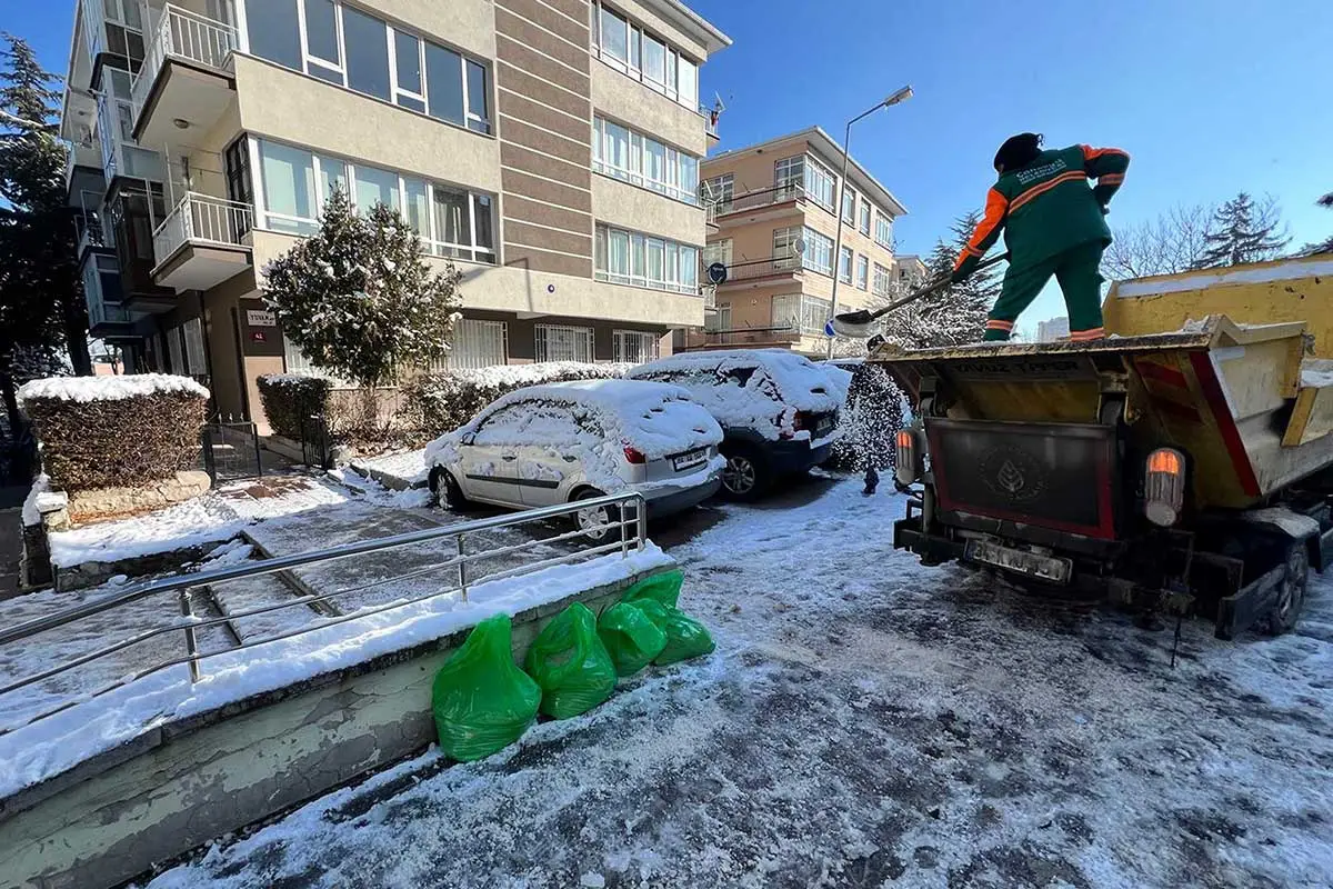 Çankaya’da ekiplerin karla mücadele mesaisi