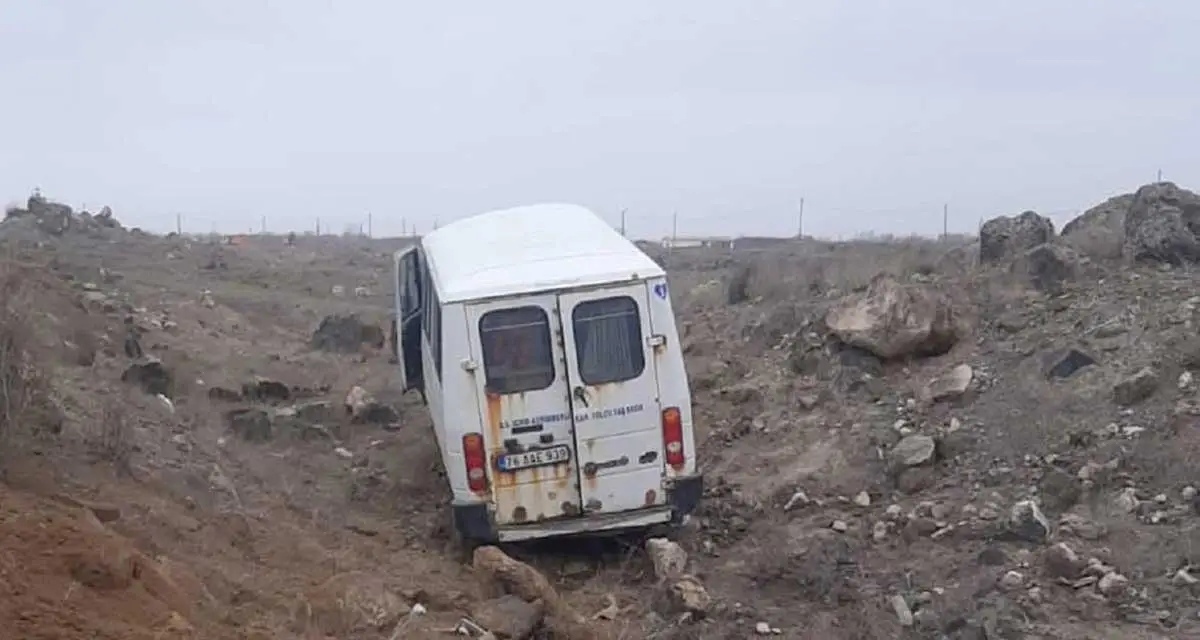 Iğdır’da servis minibüsü şarampole yuvarlandı: 5'i öğrenci, 6 yaralı