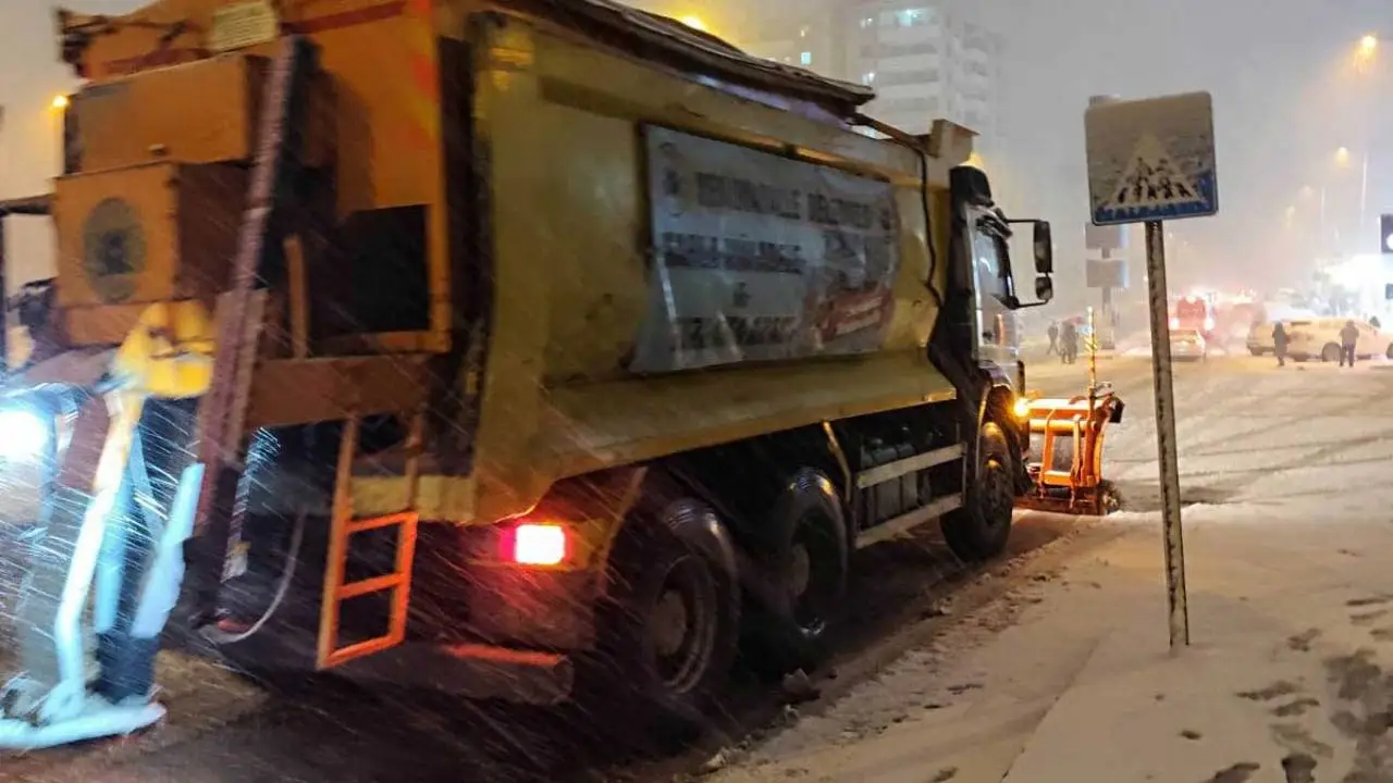 Yenimahalle’de kar mesaisi hayli yoğun ve yorucu geçti