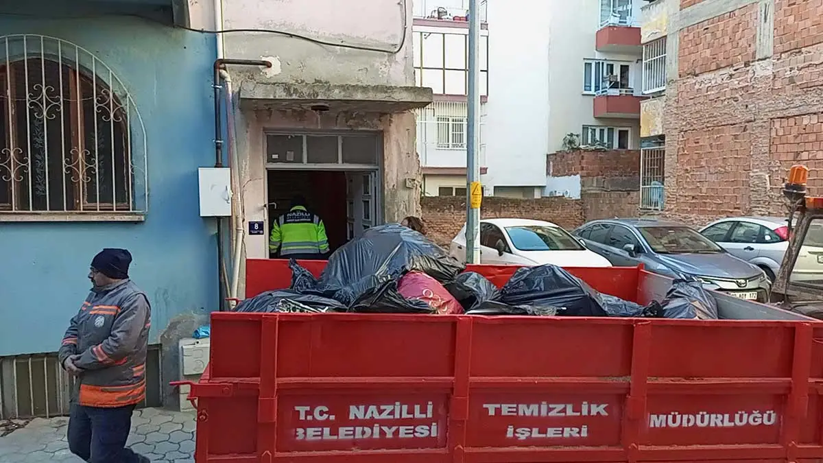 Aydın'da bir evden 7 traktör çöp çıktı