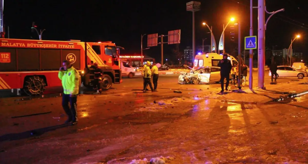 Kazalar da kar yağışıyla beraber geldi... 5 yaralı...