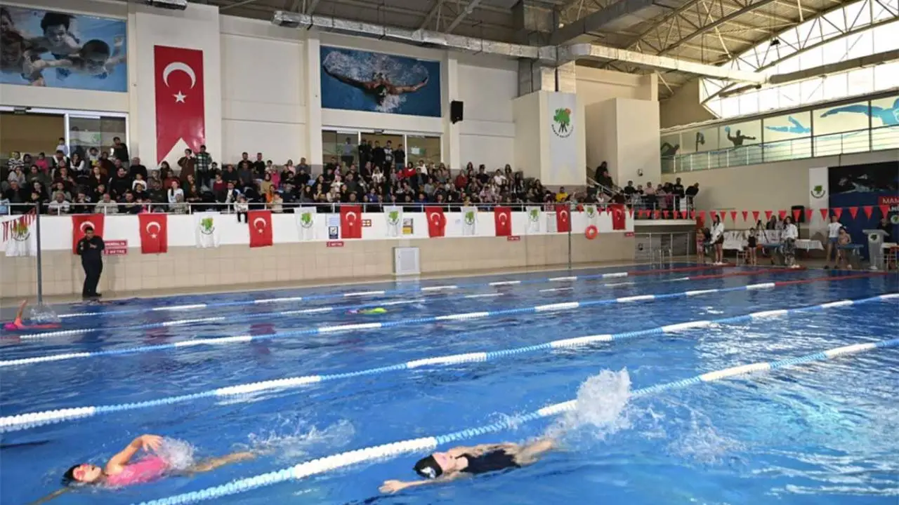 Mamak’ta yüzme yarışması: Minik sporcular kıyasıya yarıştı!