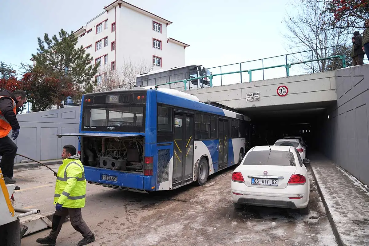 Ankara’da EGO otobüsü köprüye böyle sıkıştı