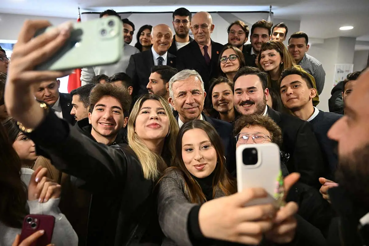 Ankara Büyükşehir Belediye Başkanı Mansur Yavaş gençlerle...