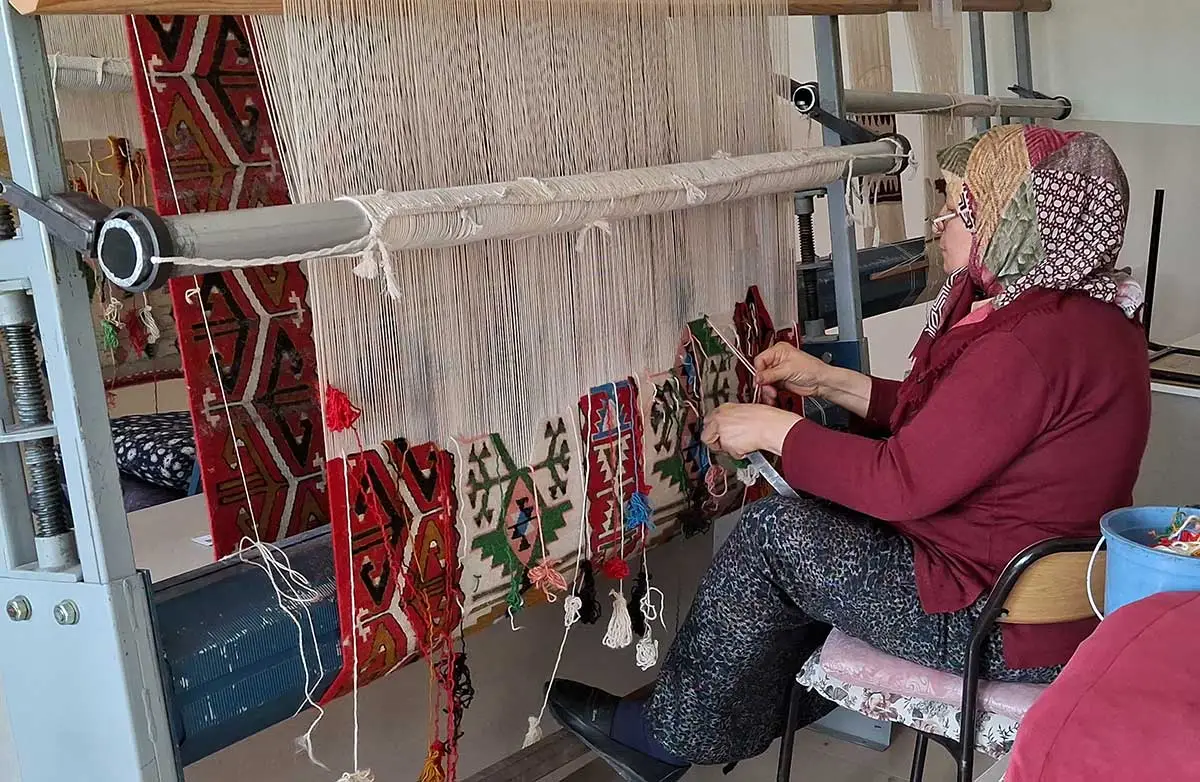 Beypazarı’nda eski kilim parçasından yeni kilim dokundu