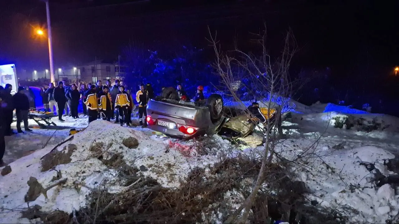 Buzlu yolda takla attı... Ekipler harekete geçti...