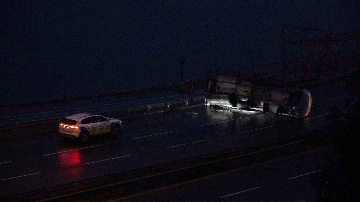 İzmir’de feci kaza: Mazot yüklü tanker taksiye çarptı!