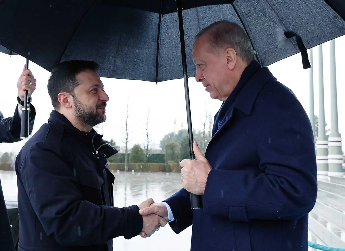 Ankara'da yağmurlu bir günde Ukrayna Devlet Başkanı Vladimir Zelenskiy'yi ağırlayan Cumhurbaşkanı Erdoğan, şemsiye ile Ukraynalı lideri korumuştu.